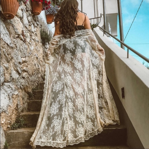 Exquisite white lace coverup 🌸🌺 - Picture 5 of 8